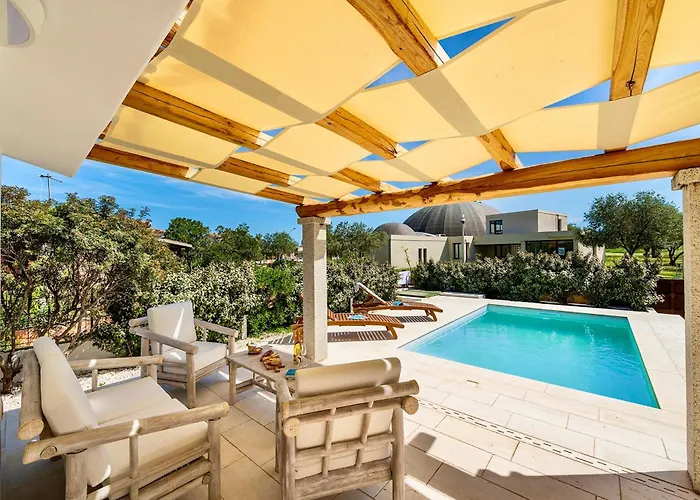 With Private Pool In Just Few Minutes From La Cinta - San Teodoro